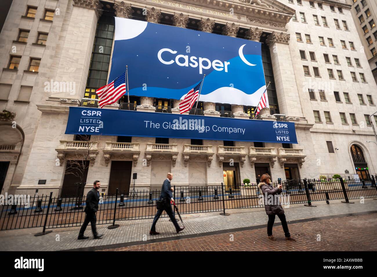 La Borsa di New York è decorata giovedì 6 febbraio 2020 per l'offerta pubblica iniziale di Casper. Il purveyor del materasso in linea ha valutato la loro IPO al basso fine del relativo obiettivo che valorizza l'azienda a soltanto 500 milioni di dollari, molto meno che il relativo stato unicorno precedente.(© Richard B. Levine) Foto Stock