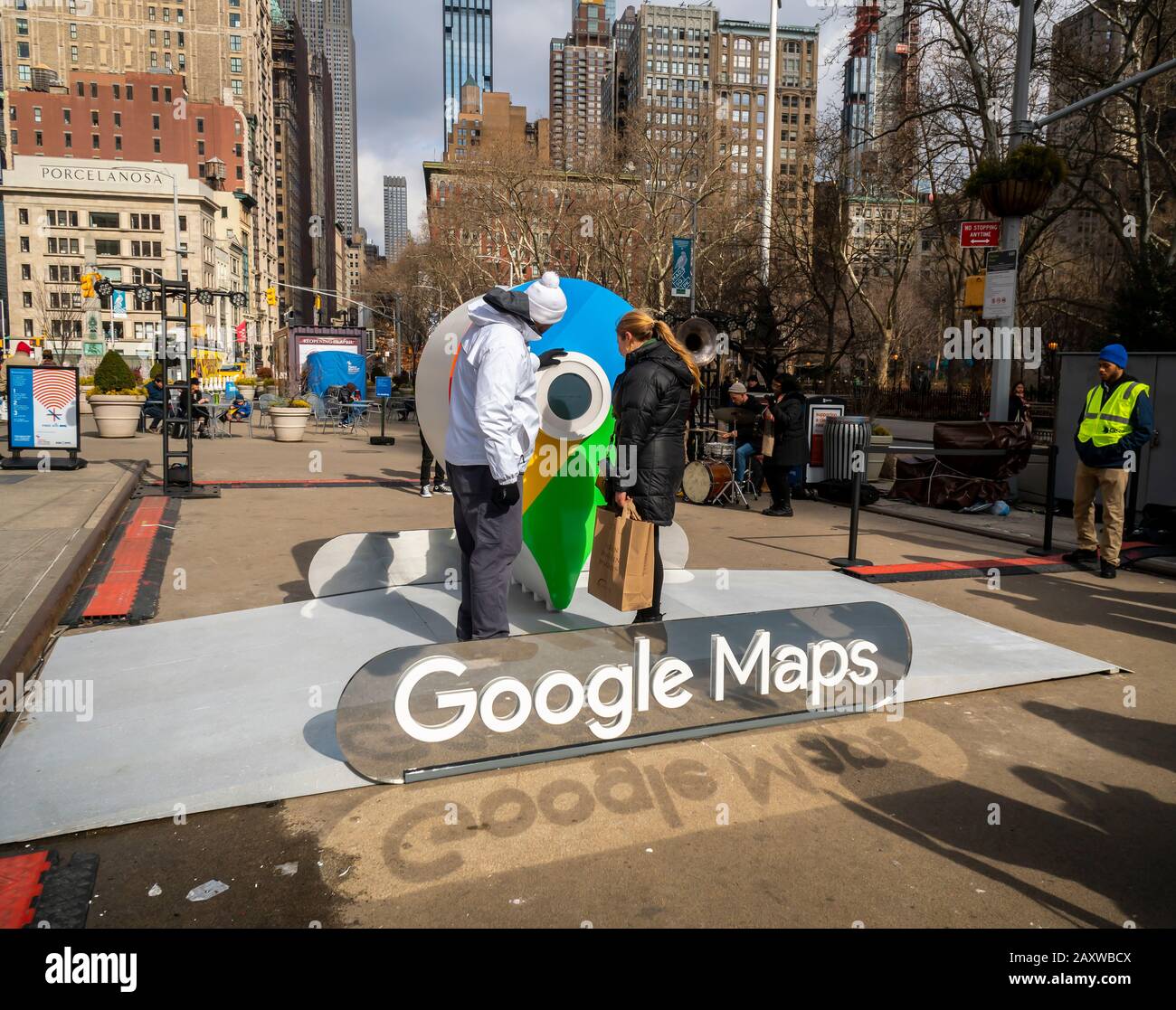I visitatori di Flatiron Plaza a New York si sfidano a vincere premi partecipando all'attivazione del marchio Google Maps sabato 8 febbraio 2020. Google ha celebrato 15 anni della loro app Mappe con un nuovo design con varie nuove funzionalità e una nuova icona. (© Richard B. Levine) Foto Stock