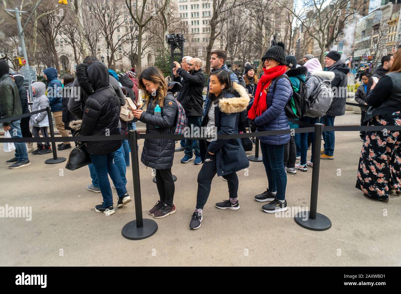 I visitatori online di Flatiron Plaza a New York attendono di partecipare per vincere premi in un'attivazione del marchio Google Maps sabato 8 febbraio 2020. Google ha celebrato 15 anni della loro app Mappe con un nuovo design con varie nuove funzionalità e una nuova icona. (© Richard B. Levine) Foto Stock