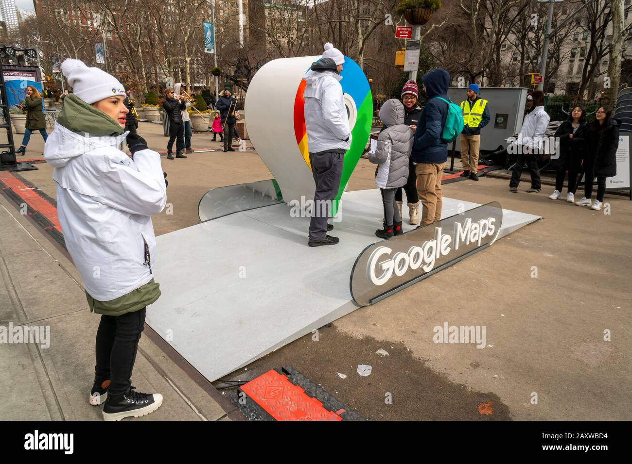 I visitatori di Flatiron Plaza a New York si sfidano a vincere premi partecipando all'attivazione del marchio Google Maps sabato 8 febbraio 2020. Google ha celebrato 15 anni della loro app Mappe con un nuovo design con varie nuove funzionalità e una nuova icona. (© Richard B. Levine) Foto Stock