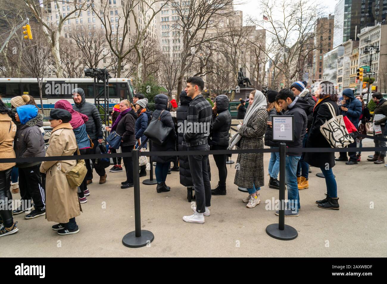 I visitatori online di Flatiron Plaza a New York attendono di partecipare per vincere premi in un'attivazione del marchio Google Maps sabato 8 febbraio 2020. Google ha celebrato 15 anni della loro app Mappe con un nuovo design con varie nuove funzionalità e una nuova icona. (© Richard B. Levine) Foto Stock