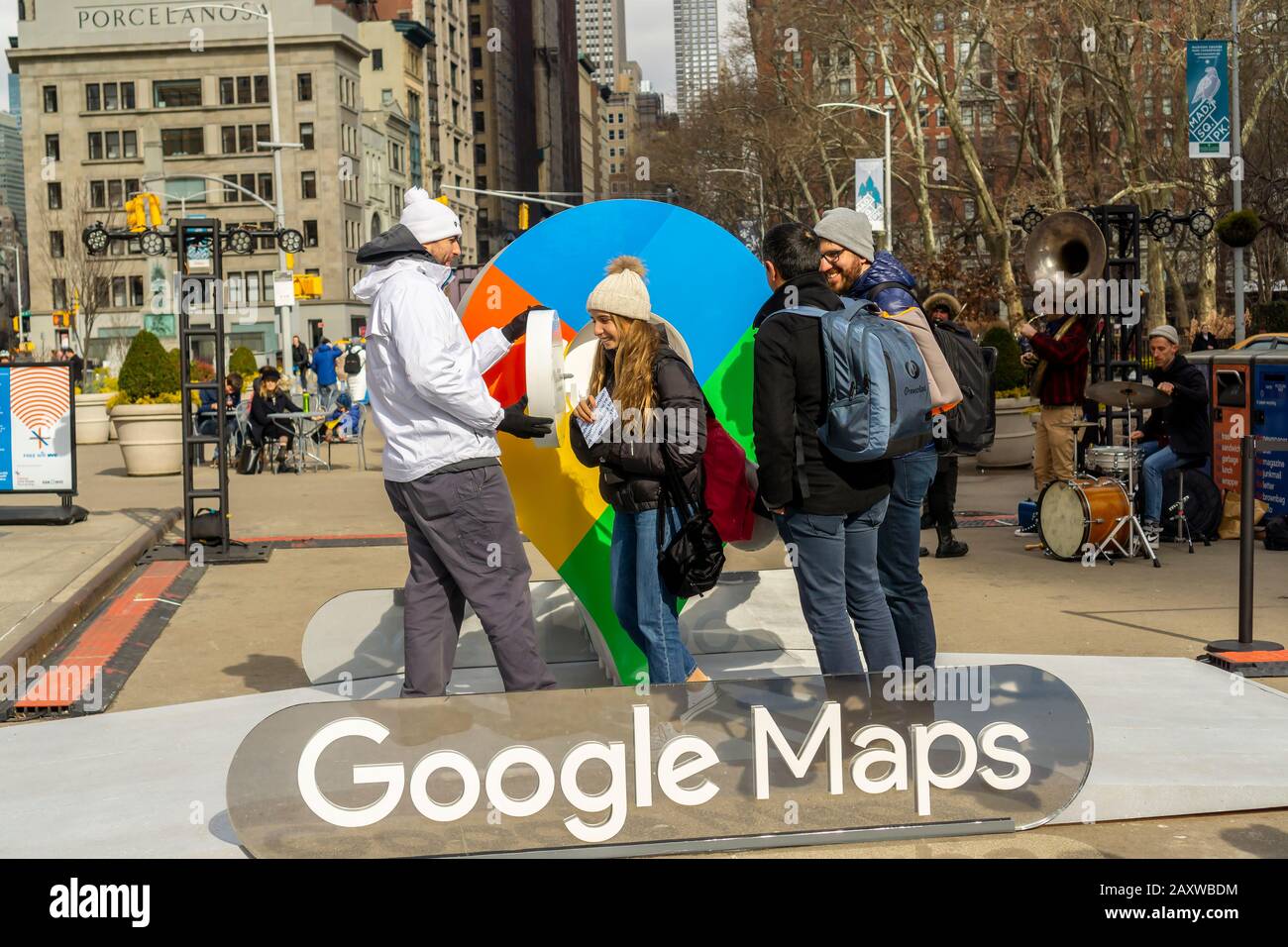 I visitatori di Flatiron Plaza a New York si sfidano a vincere premi partecipando all'attivazione del marchio Google Maps sabato 8 febbraio 2020. Google ha celebrato 15 anni della loro app Mappe con un nuovo design con varie nuove funzionalità e una nuova icona. (© Richard B. Levine) Foto Stock