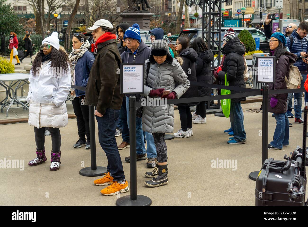 I visitatori online di Flatiron Plaza a New York attendono di partecipare per vincere premi in un'attivazione del marchio Google Maps sabato 8 febbraio 2020. Google ha celebrato 15 anni della loro app Mappe con un nuovo design con varie nuove funzionalità e una nuova icona. (© Richard B. Levine) Foto Stock