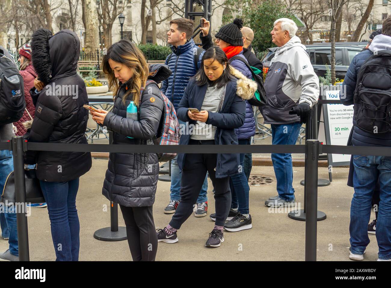 I visitatori online di Flatiron Plaza a New York attendono di partecipare per vincere premi in un'attivazione del marchio Google Maps sabato 8 febbraio 2020. Google ha celebrato 15 anni della loro app Mappe con un nuovo design con varie nuove funzionalità e una nuova icona. (© Richard B. Levine) Foto Stock