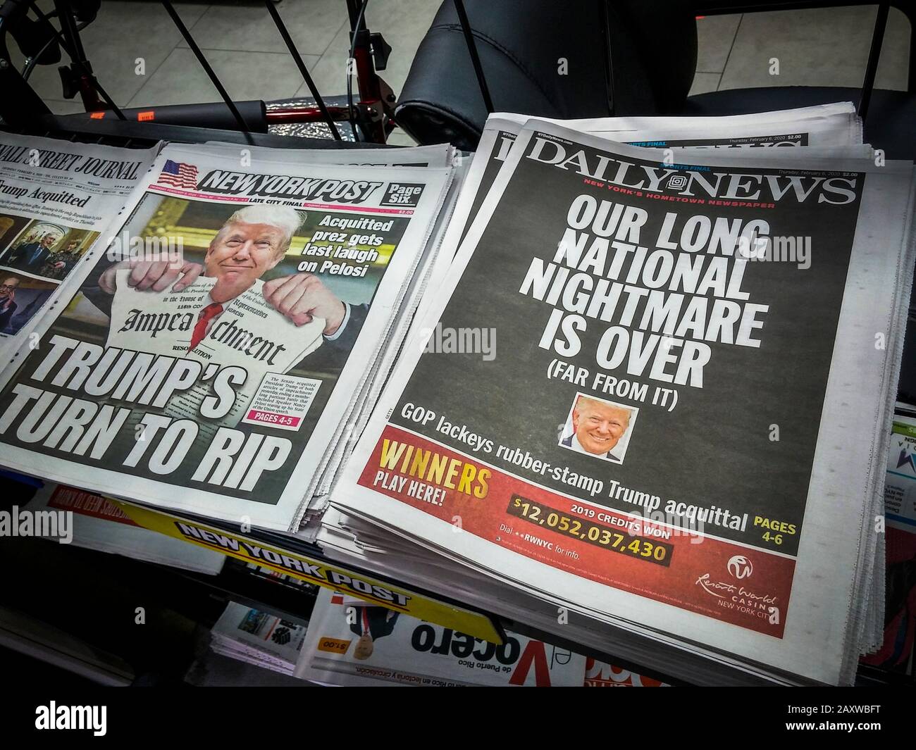 Notizie sui giornali di New York su un edicola giovedì 6 febbraio 2020 riportano l’assoluzione dell’impeachment del presidente Donald Trump del giorno precedente. (© Richard B. Levine) Foto Stock