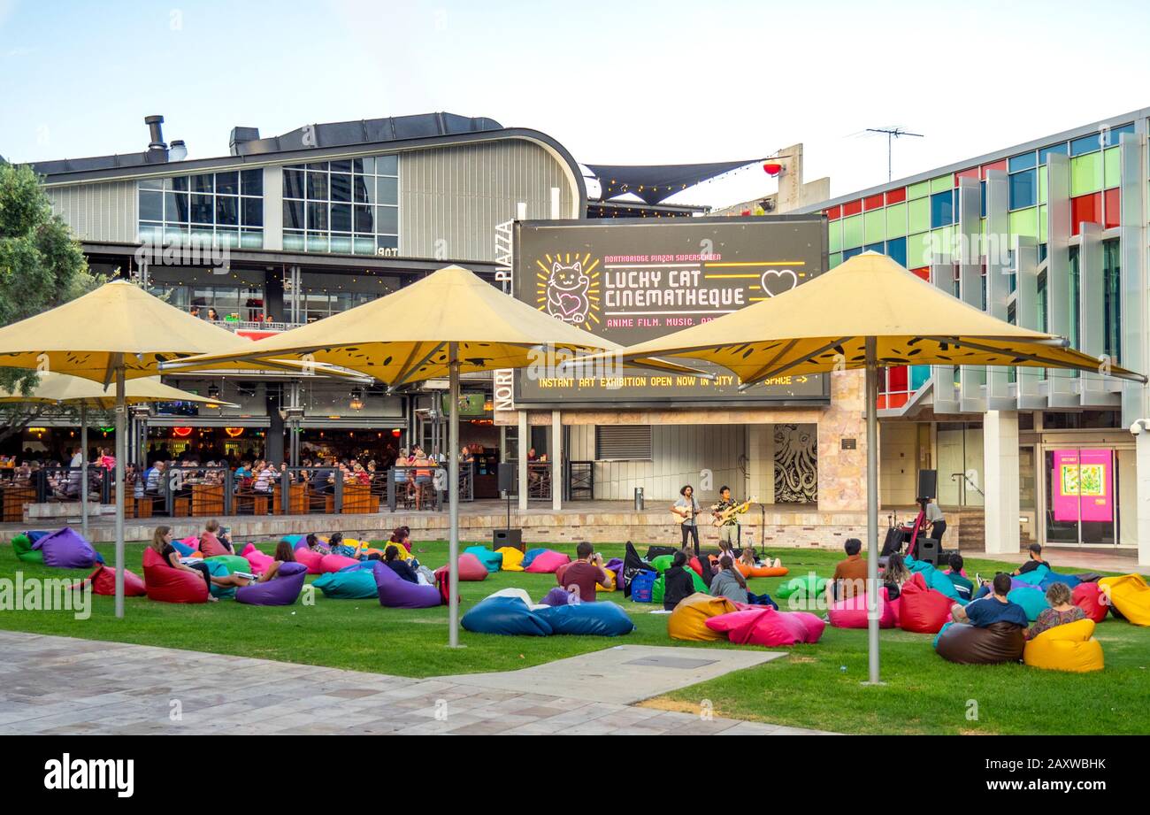 Northbridge Piazza spazio esterno comunale con una sezione erbosa, che mostra film gratuiti, musica dal vivo e mostre Perth WA Western Australia. Foto Stock