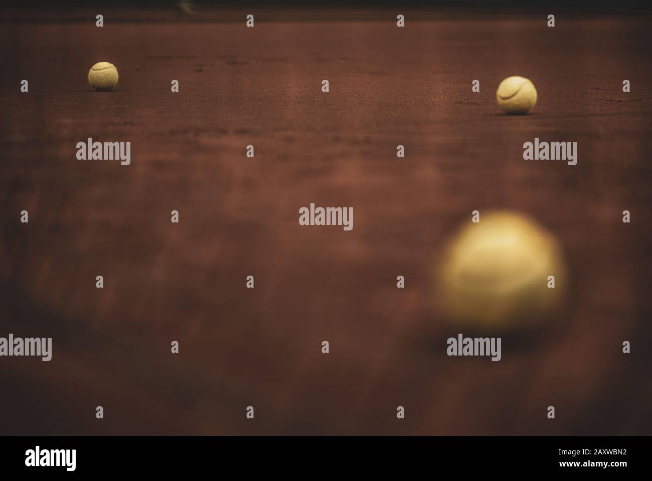 Tennisballs alla corte di creta, colpo di bokeh Foto Stock