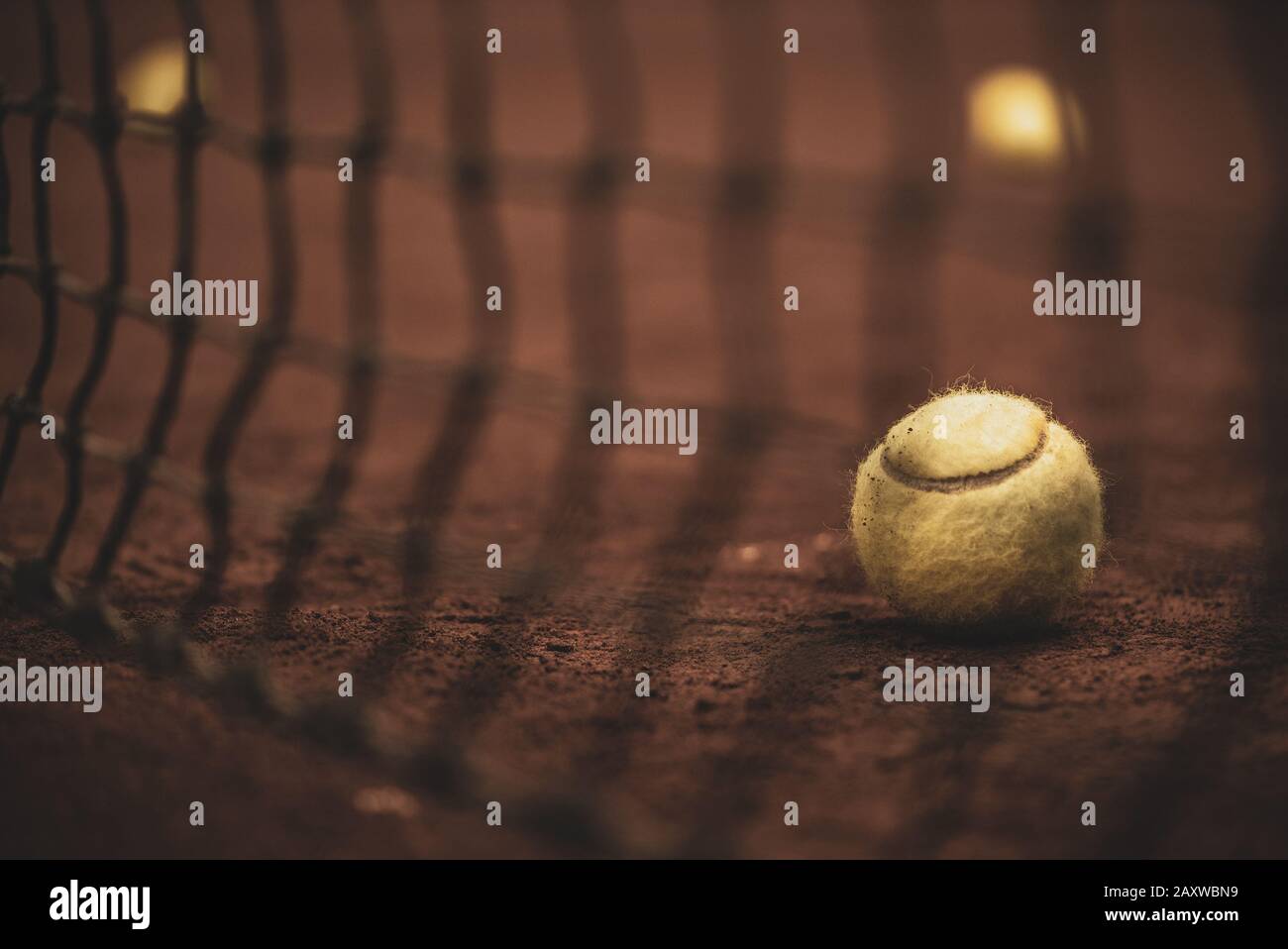 Tennisballs alla corte di creta, colpo di bokeh Foto Stock