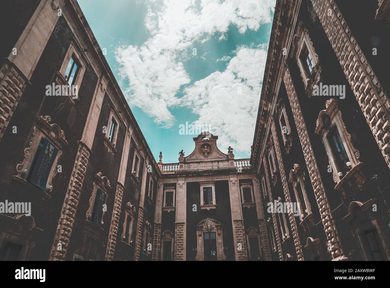 Edificio di architettura storica nella città di Catania, in Sicilia Foto Stock