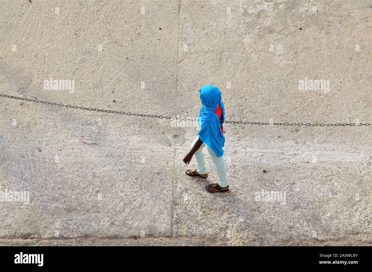 Donne africane indossano un hijab blu brillante camminando sulla strada a Dakar, Senegal Foto Stock
