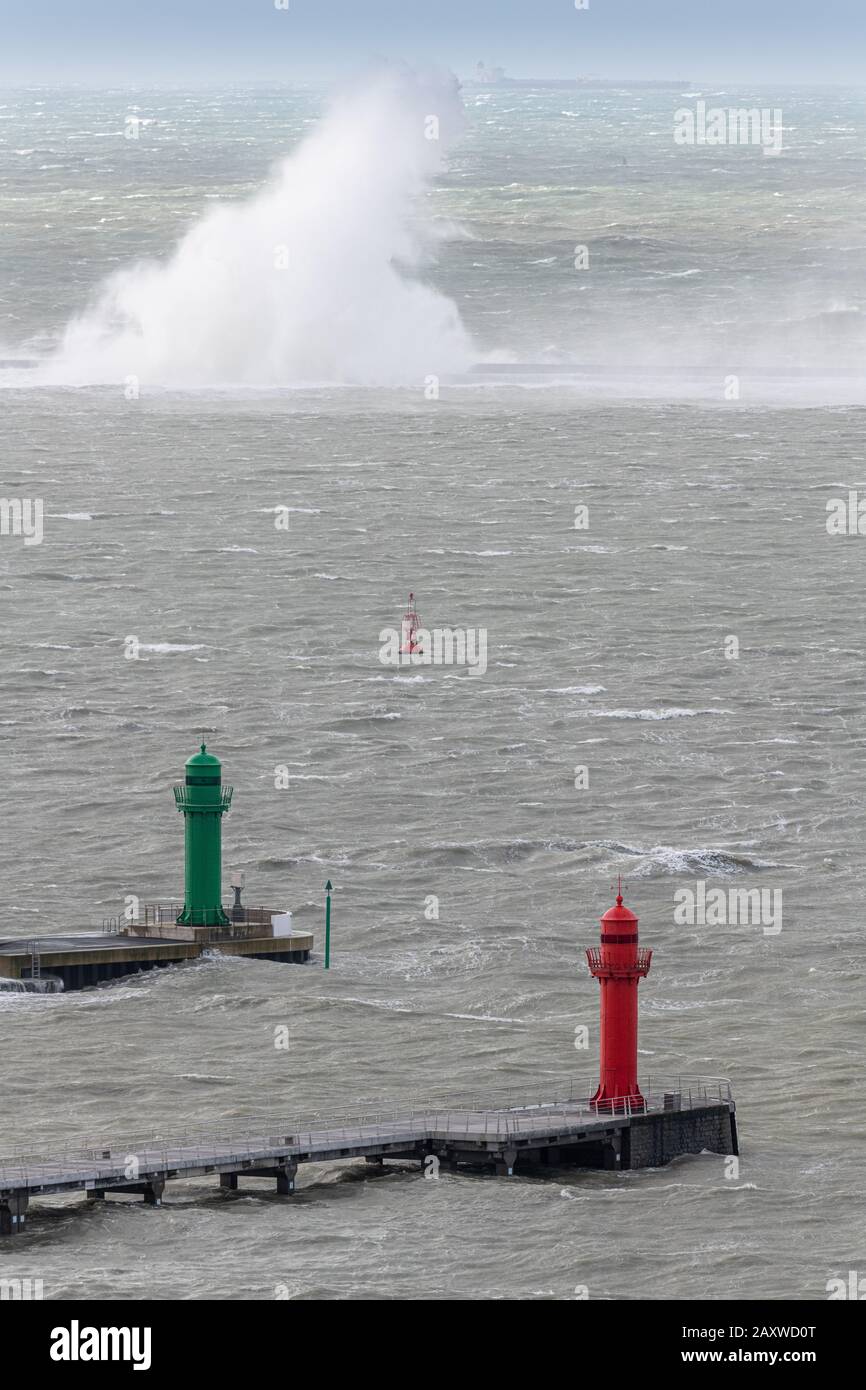 Entrée du port de Boulogne sur mer et digue Carnot lors de la tempête Ciara, Francia, Pas de Calais, février 2020 Foto Stock