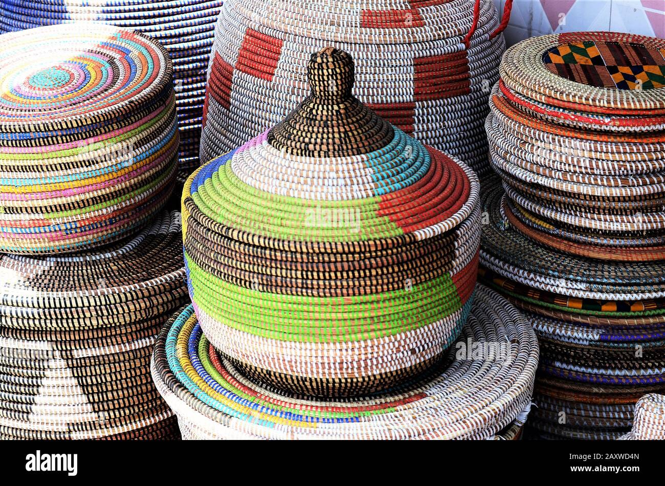 Vendita sul mercato del pesce a Dakar, Senegal, di hampers artigianali fatti a mano Foto Stock