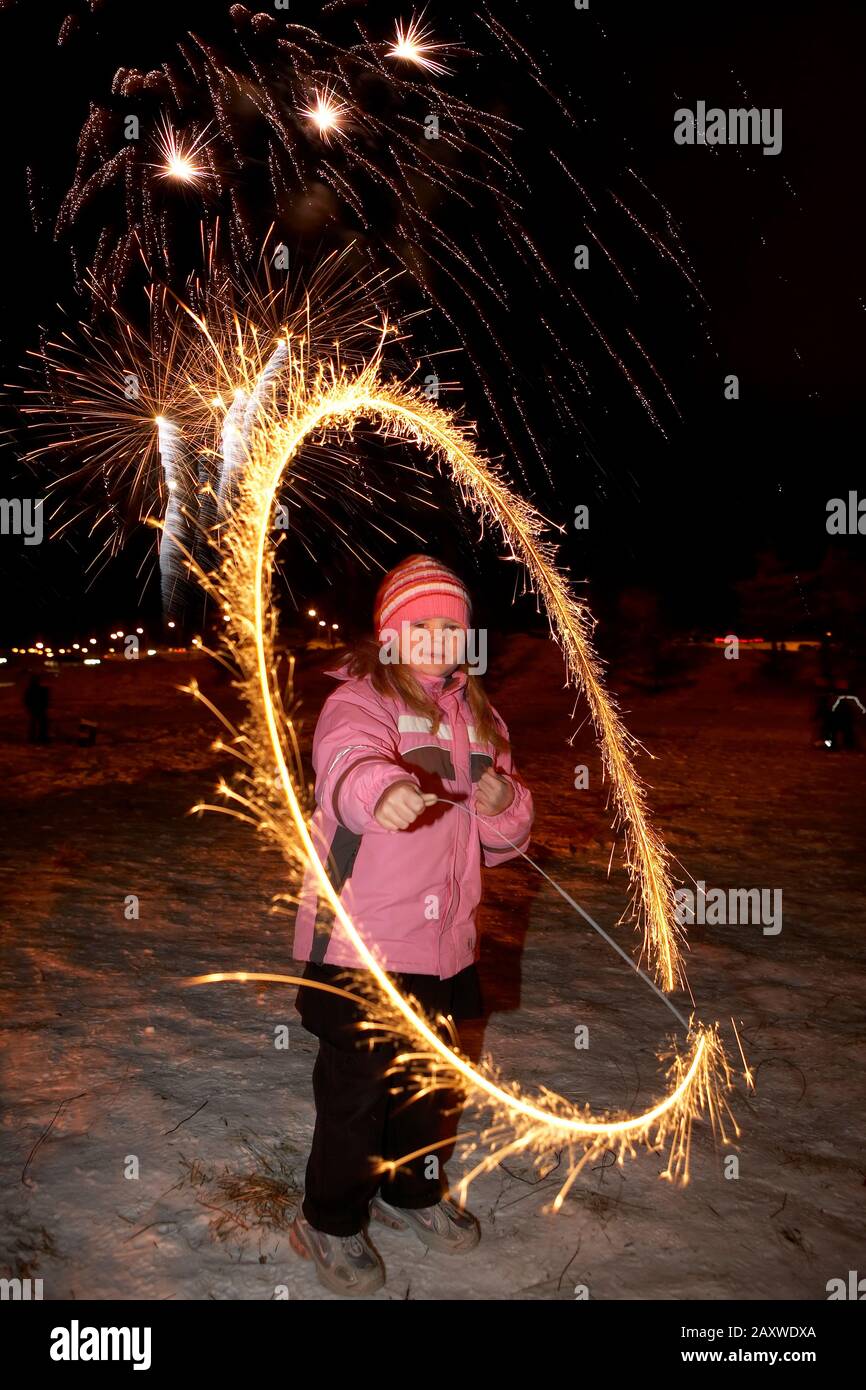 Giovane ragazza con sparklers, che celebra i nuovi Anni, Reykjavik, Islanda Foto Stock