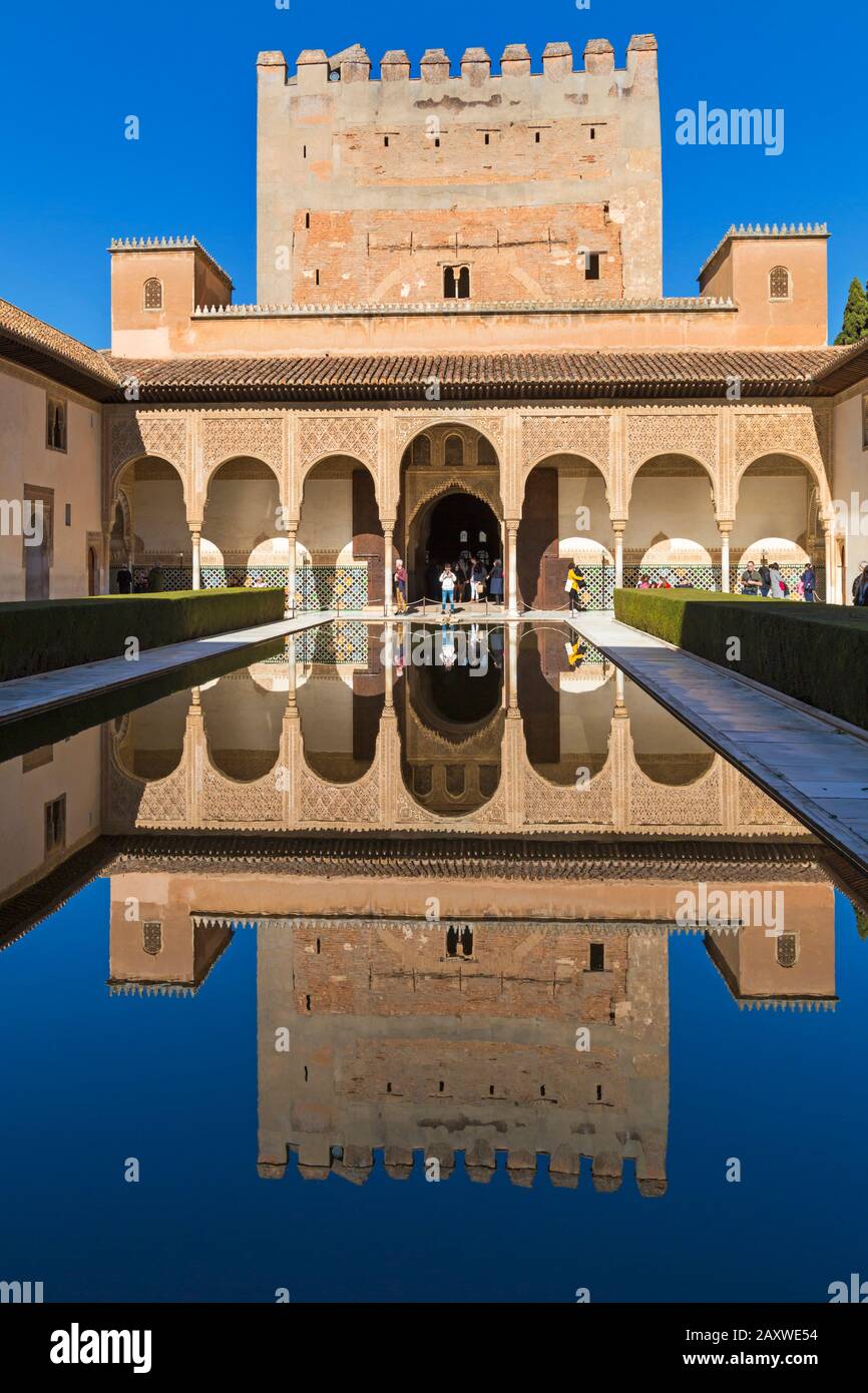 La Corte dei Mirti con riflessione al palazzo dell'Alhambra, Granada, Andalusia, Spagna nel mese di febbraio Foto Stock