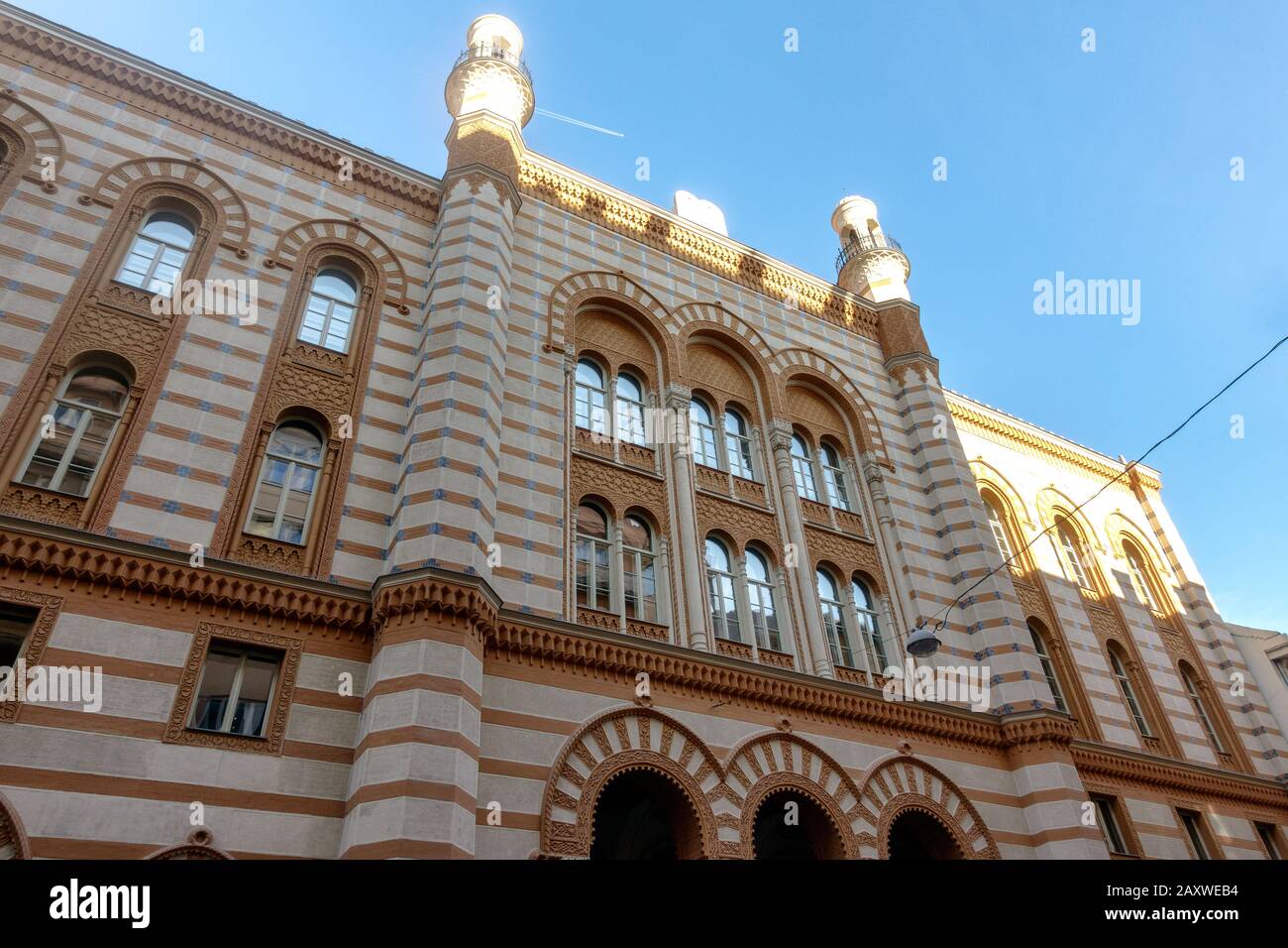 La facciata della Sinagoga di via Rumbach è stata progettata in stile revival moresco a Budapest, Ungheria Foto Stock