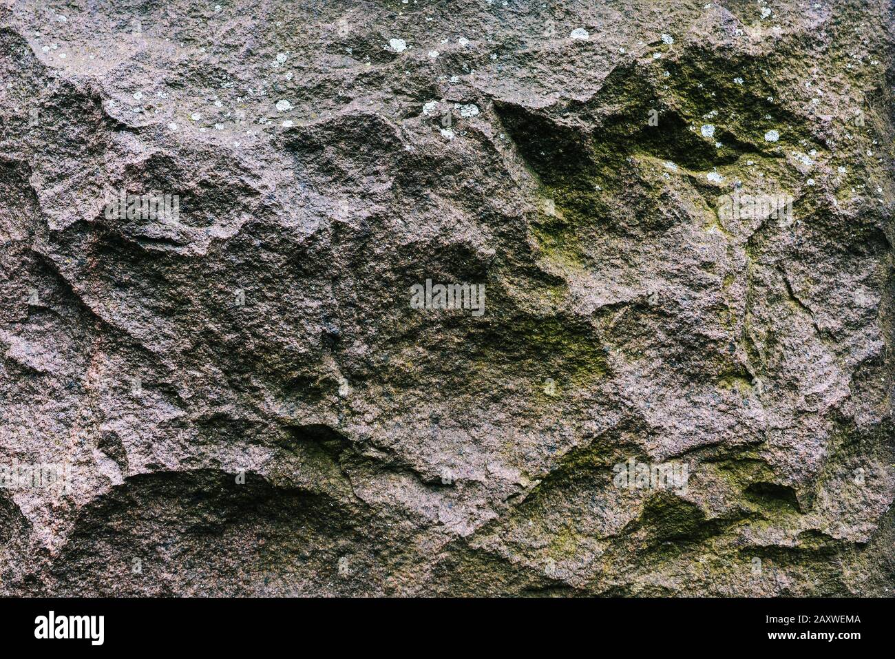 Superficie in granito con trama irregolare. Materiale naturale per la costruzione e l'arte La forma grezza e antica di granito. Foto Stock