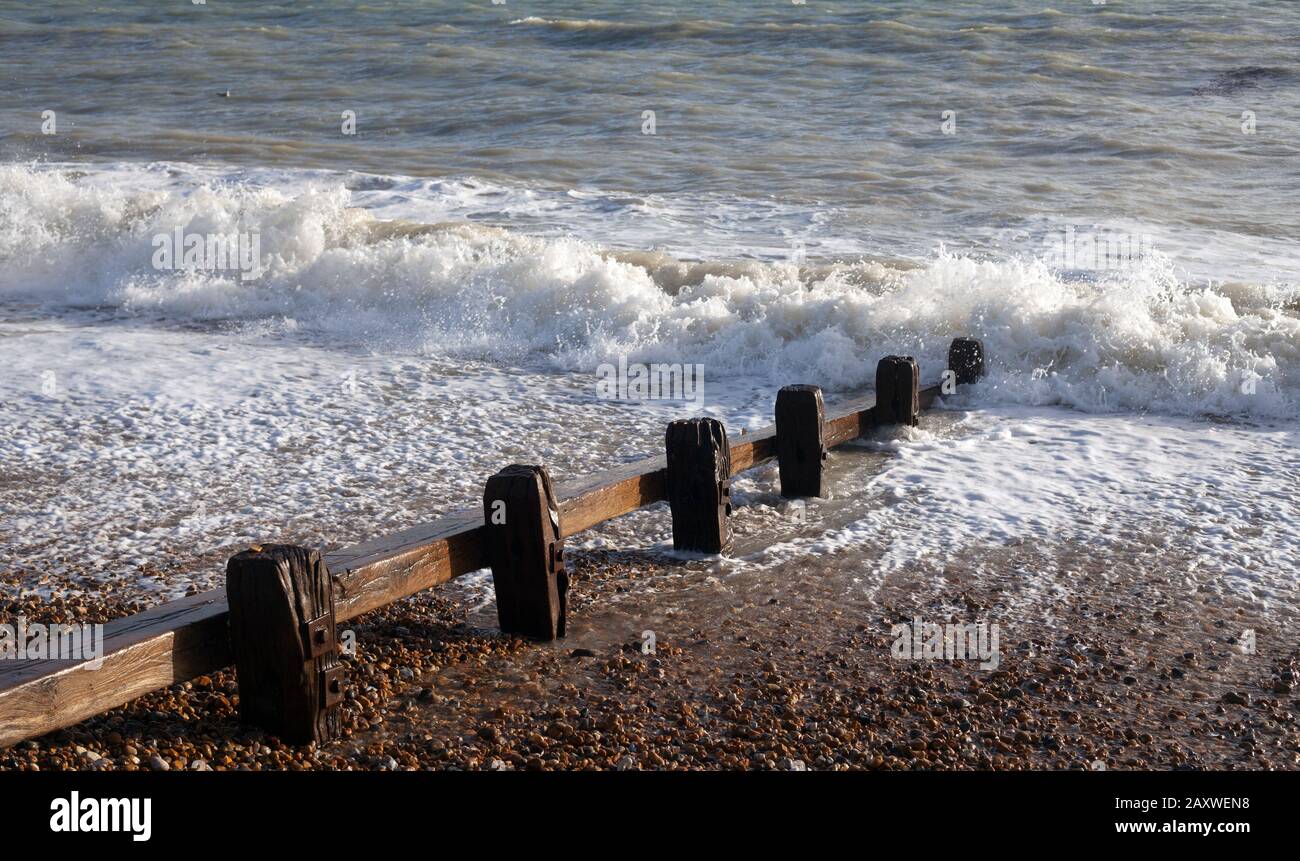 Legno groyne prevenire deriva longshore, Bulverthythe, Hastings, East Sussex, Regno Unito Foto Stock