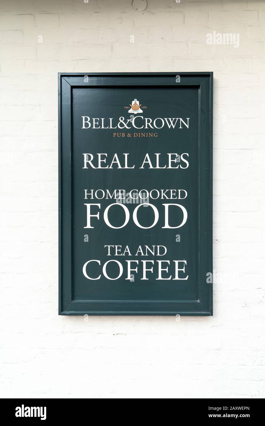 Bell e Crown Public House cartello bordo pubblicità cibo e bevande su muro bianco Foto Stock