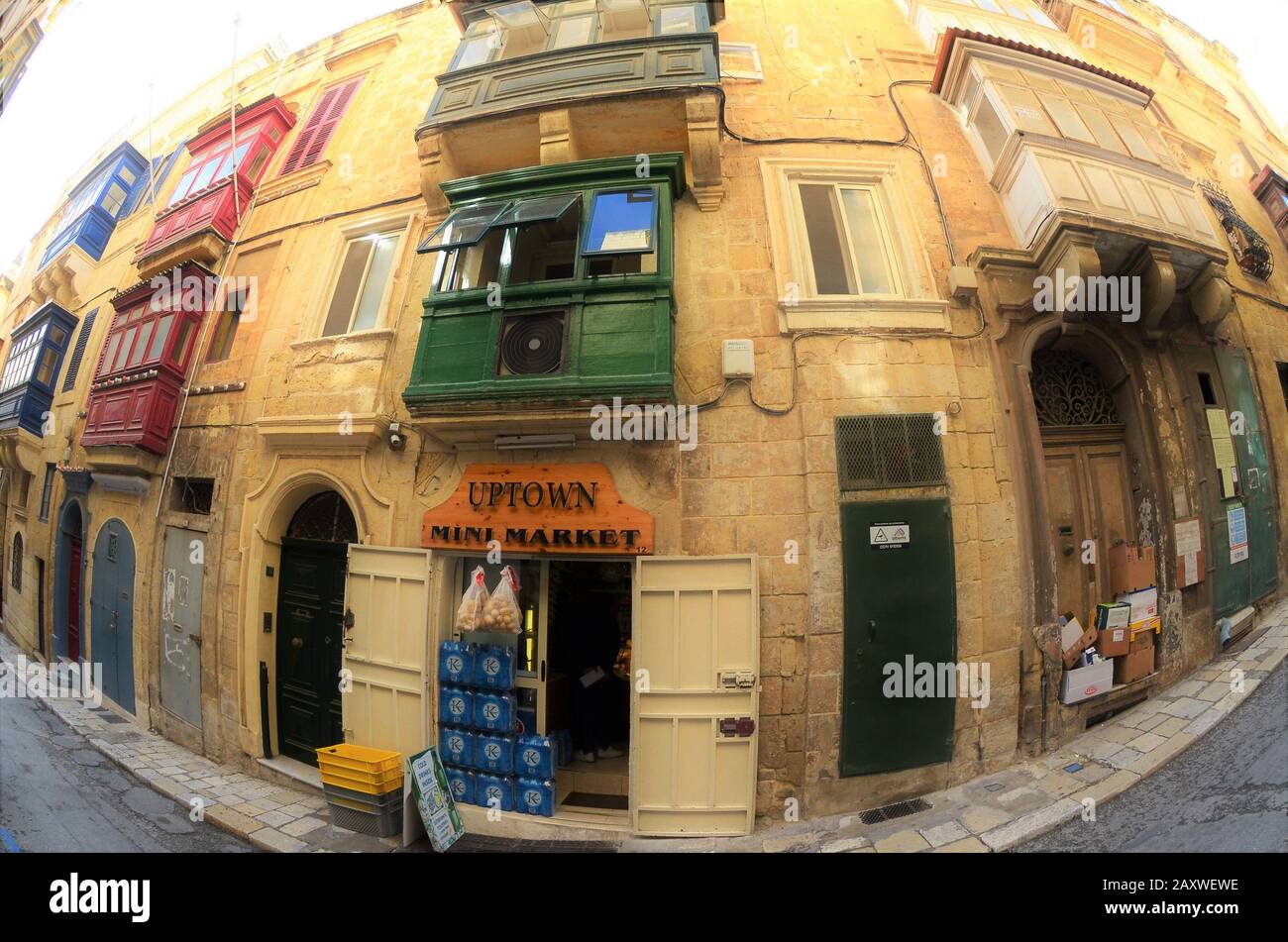Pittoreschi negozi sulle vie della Valletta, Malta, foto scattata con lente d'occhio di pesce Foto Stock