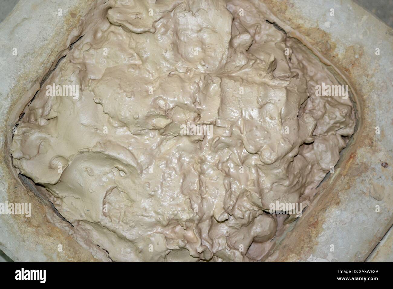 Closeup di creta bianca bagnata. Pezzi astratti di argilla umida sul tavolo primo piano. Foto Stock
