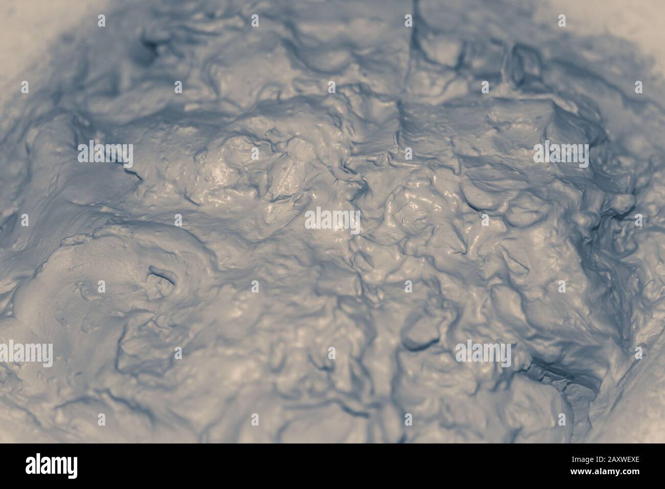 Foto in vecchio stile vintage. Closeup di creta bianca bagnata. Pezzi astratti di argilla umida sul tavolo primo piano. Foto Stock