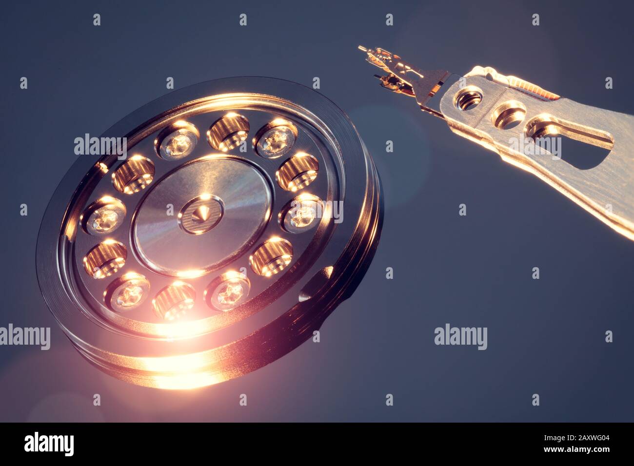 Smontate il disco rigido dal computer, hdd con effetto specchio. Aperto il disco rigido dal computer hdd con effetti a specchio. Parte del computer PC, l Foto Stock