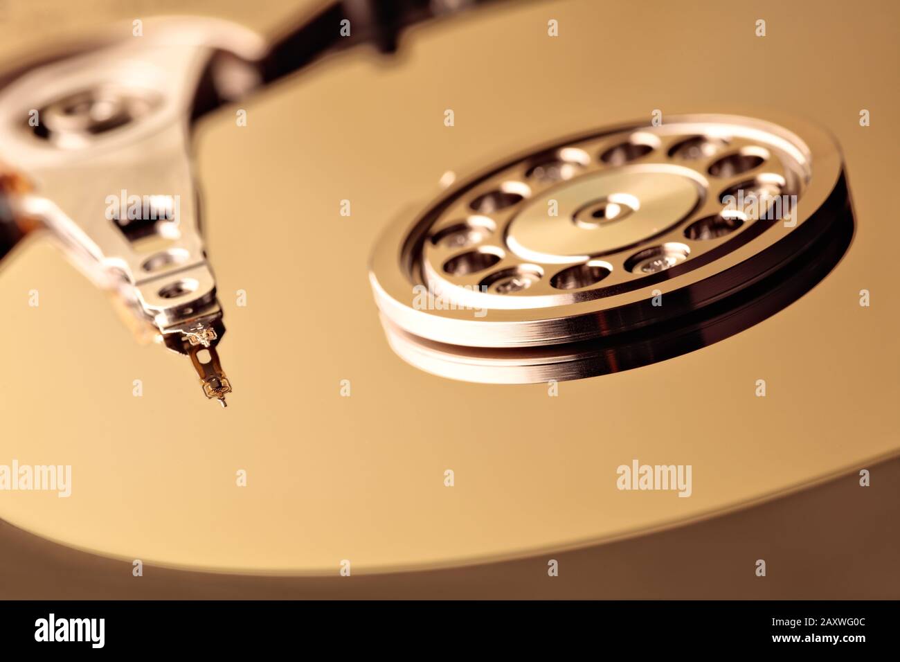 Smontate il disco rigido dal computer, hdd con effetto specchio. Aperto il disco rigido dal computer hdd con effetti a specchio. Parte del computer PC, l Foto Stock