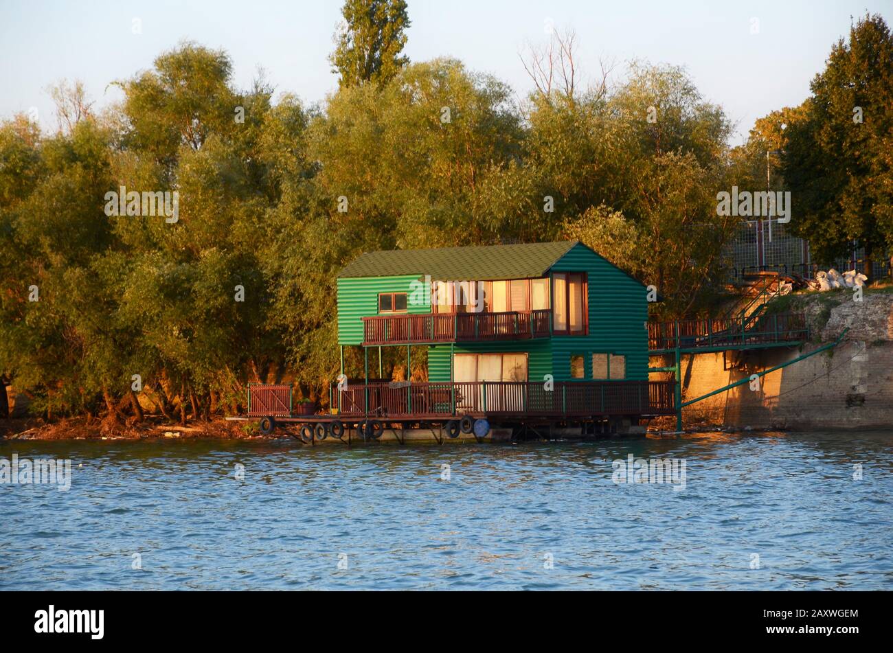 Il fiume Sava a Belgrado Nuova, Serbia, vista dell'isola di Ada Medjica con una tradizionale casa estiva in legno Foto Stock