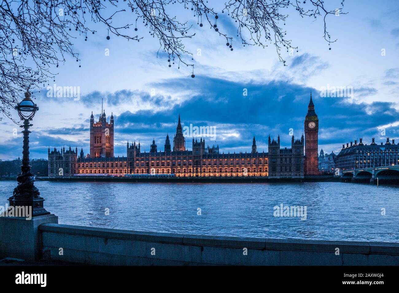 Le Case del Parlamento lungo il fiume Tamigi a Londra di notte. Foto Stock