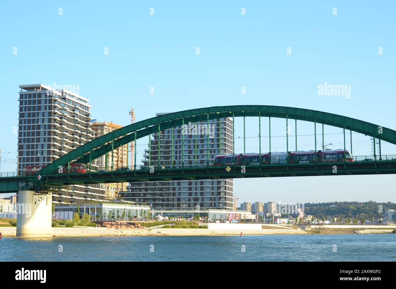 Vecchio ponte del tram a Belgrado, Belgrade Waterfront costruzione dietro Foto Stock