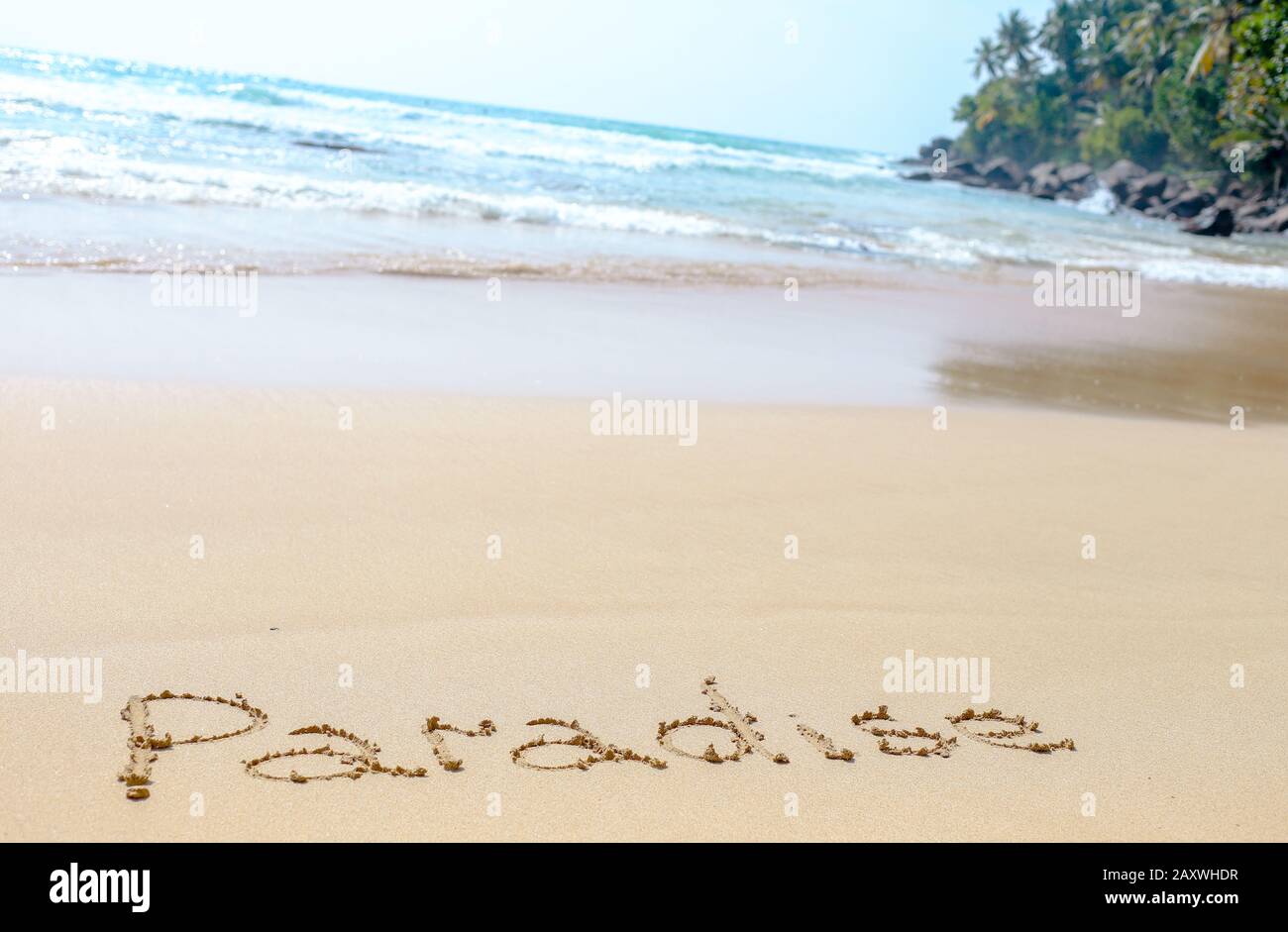 Spiaggia di sabbia dell'oceano Indiano a Mirissa, Sri Lanka. Parole scritte a mano sulla spiaggia. Ricordi del viaggio di vacanza a Ceylon. Foto Stock