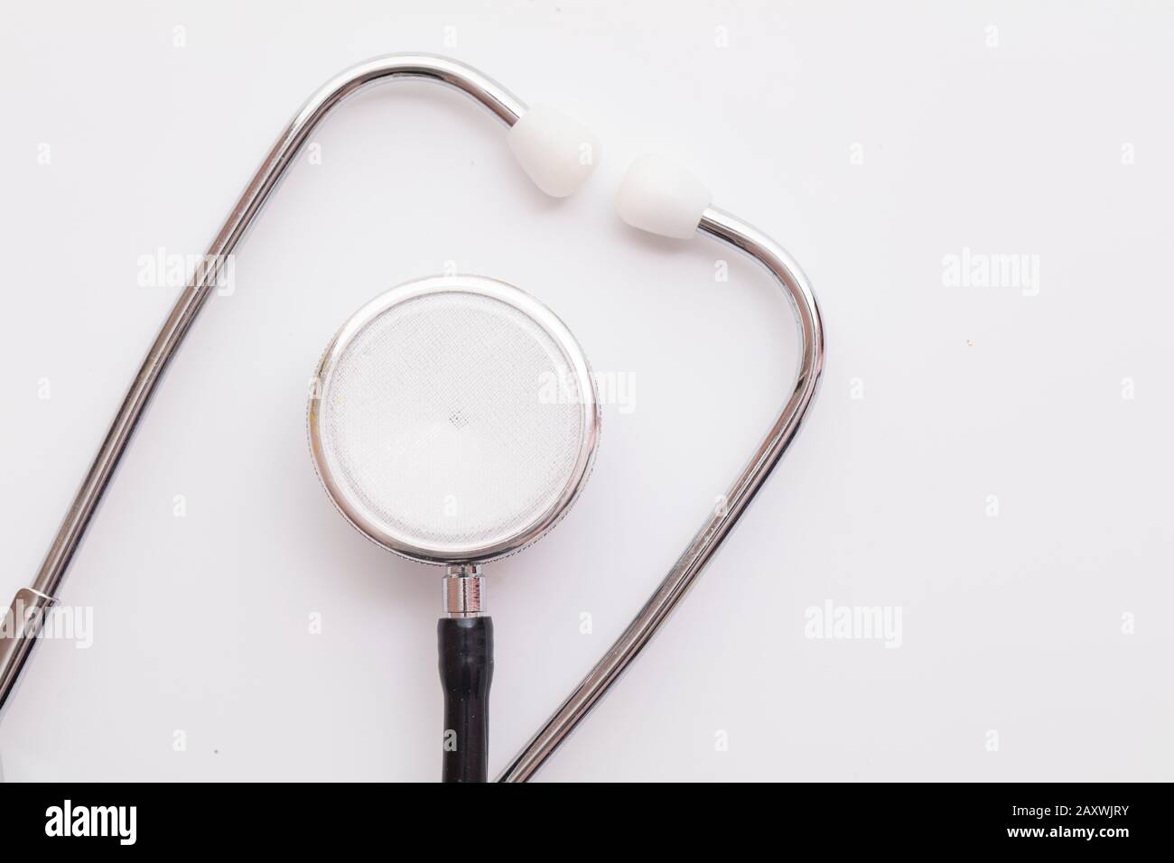 Medici stetoscopio medico su un fondo semplice Foto Stock