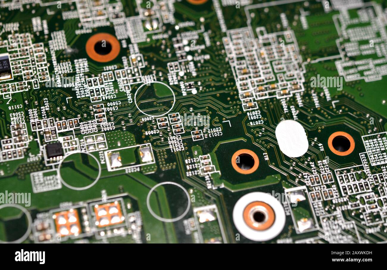 Primo piano sui microcircuiti elettronici. Molti micronutrienti sulla scheda Foto Stock