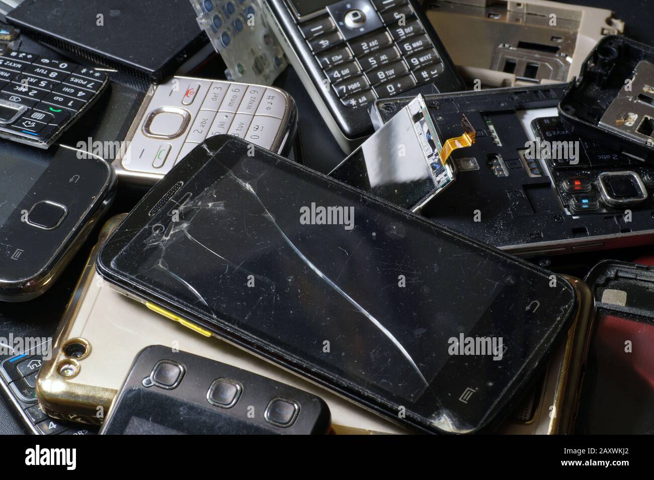 Scarti elettronici. Diversi telefoni e smartphone non sono adatti per la riparazione. Foto Stock