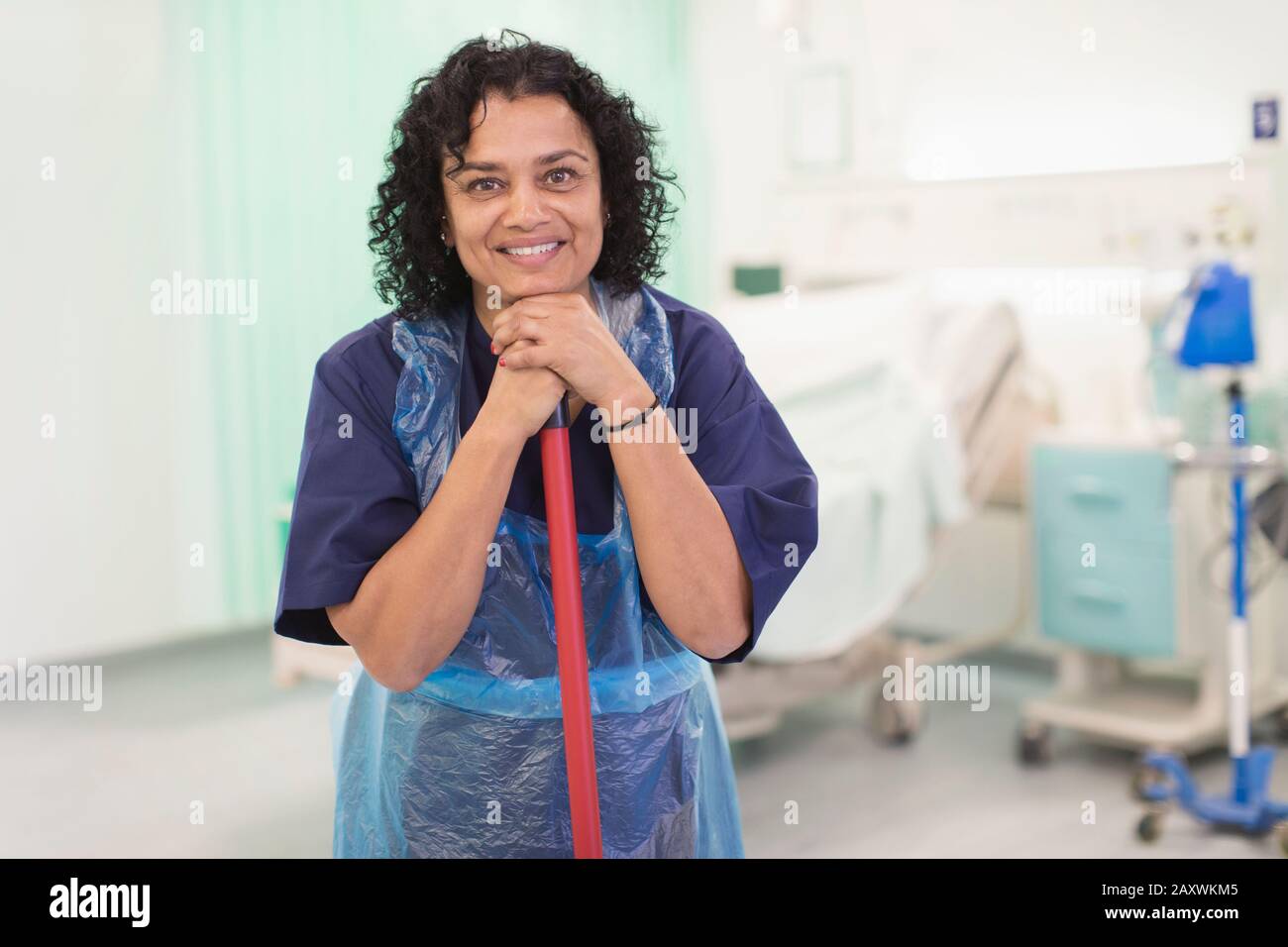 Ritratto sorridente, sicuro femmina ordinato pulizia reparto ospedale Foto Stock