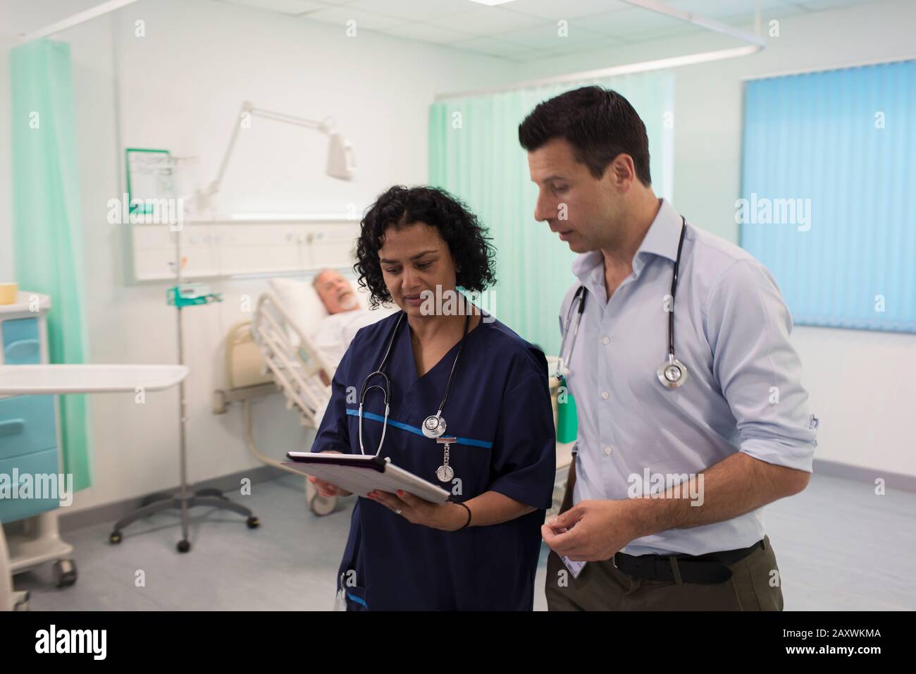 Medici con tablet digitali, consulenza in ospedale Foto Stock