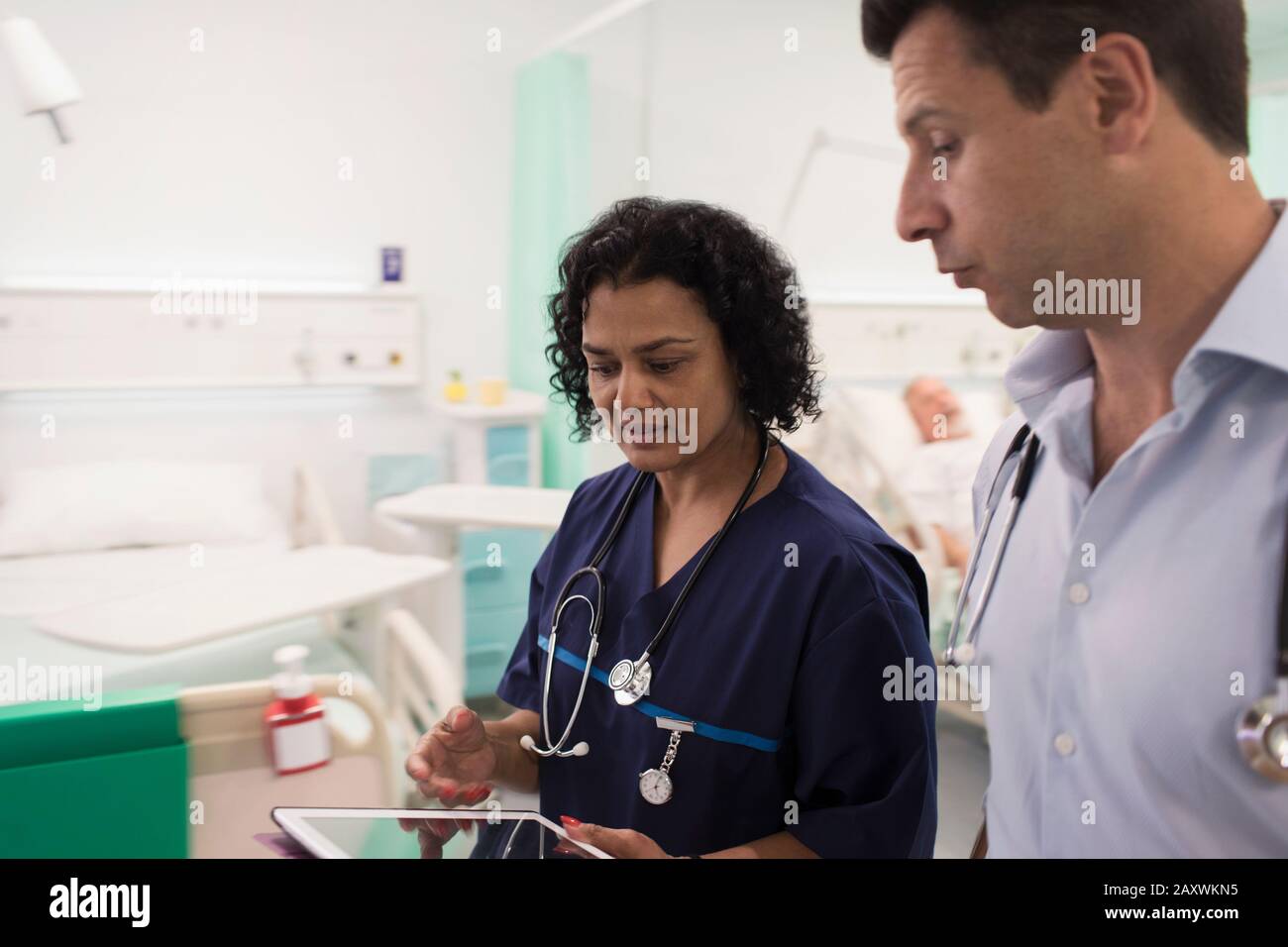 Medici con tablet digitali, consulenza in ospedale Foto Stock