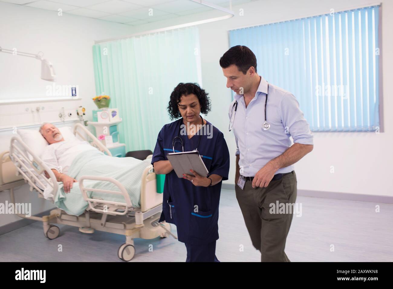 Medici con tablet digitali, consulenza in ospedale Foto Stock
