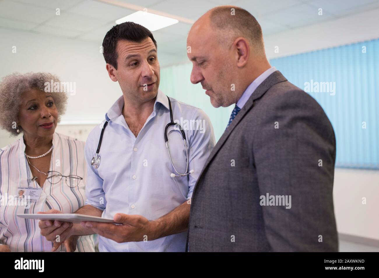 Medici con tablet digitali, consulenza in ospedale Foto Stock