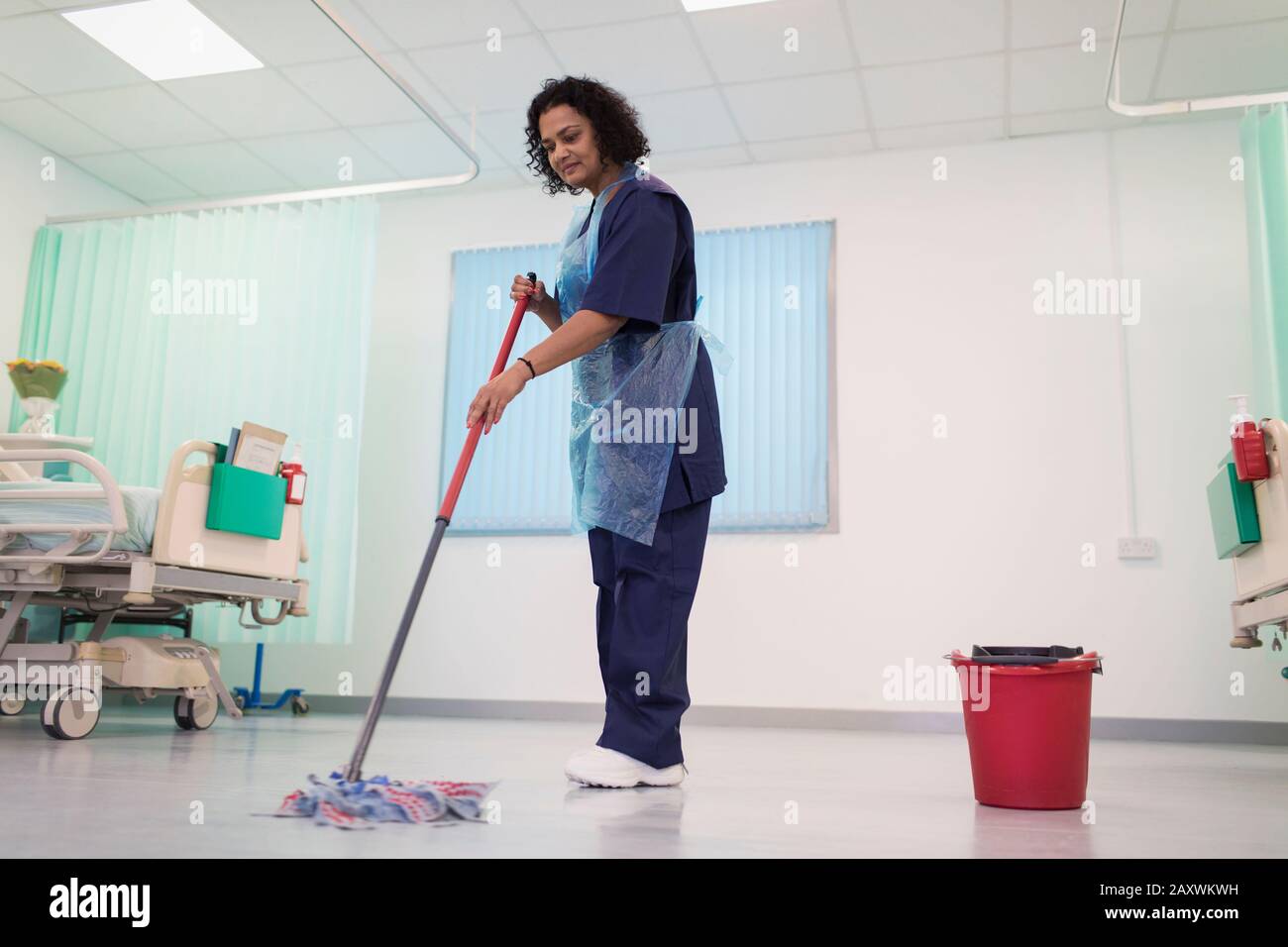 Reparto ospedaliero di pulizia ordinato femminile Foto Stock