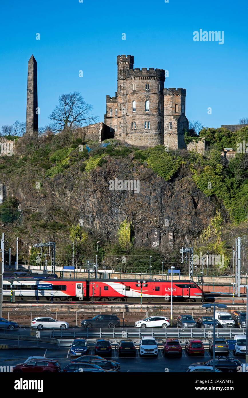 Vista sulla stazione di Waverley fino a Calton Hill, Edimburgo, Scozia, Regno Unito. Foto Stock