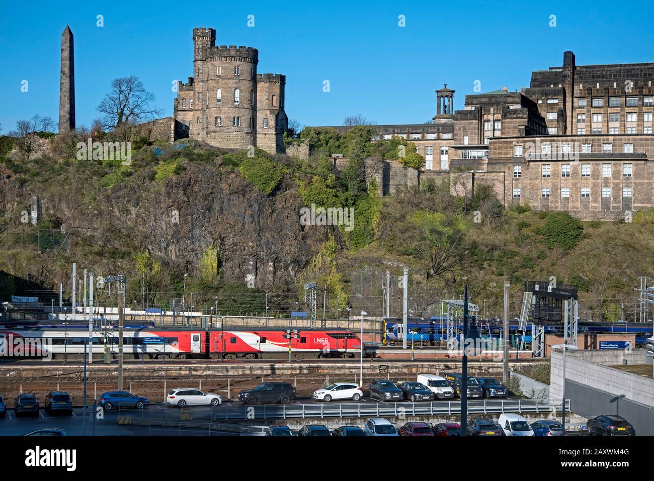 Vista sulla stazione di Waverley fino a Calton Hill, Edimburgo, Scozia, Regno Unito. Foto Stock
