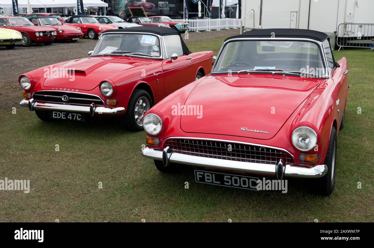 Vista frontale di tre quarti di due Red, 1965, Sunbeam Tigers (versioni Mk1 e Mk 2), in mostra al 2019 Silverstone Classic Foto Stock