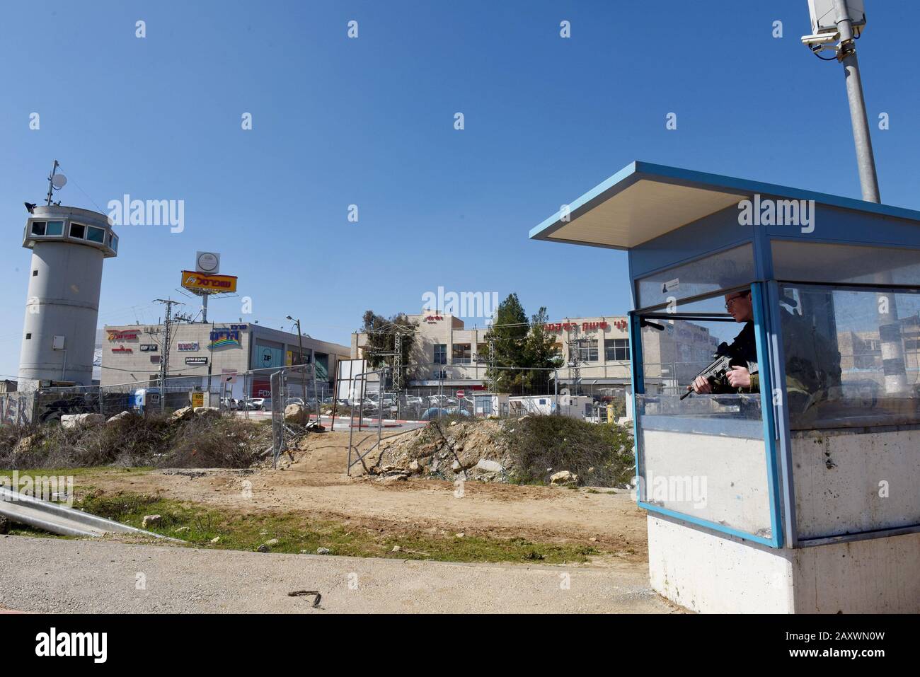 Gush Etzion, West Bank. 13th Feb, 2020. Un soldato israeliano si trova vicino al centro commerciale Gush Etzion nella West Bank, giovedì 13 febbraio 2020. Il primo ministro israeliano Benjamin Netanyahu ha fatto ritorno dopo che il Consiglio delle Nazioni Unite per i diritti umani ha pubblicato ieri una lista di aziende che operano negli insediamenti della Cisgiordania. Foto di Debbie Hill/UPI Credit: UPI/Alamy Live News Foto Stock