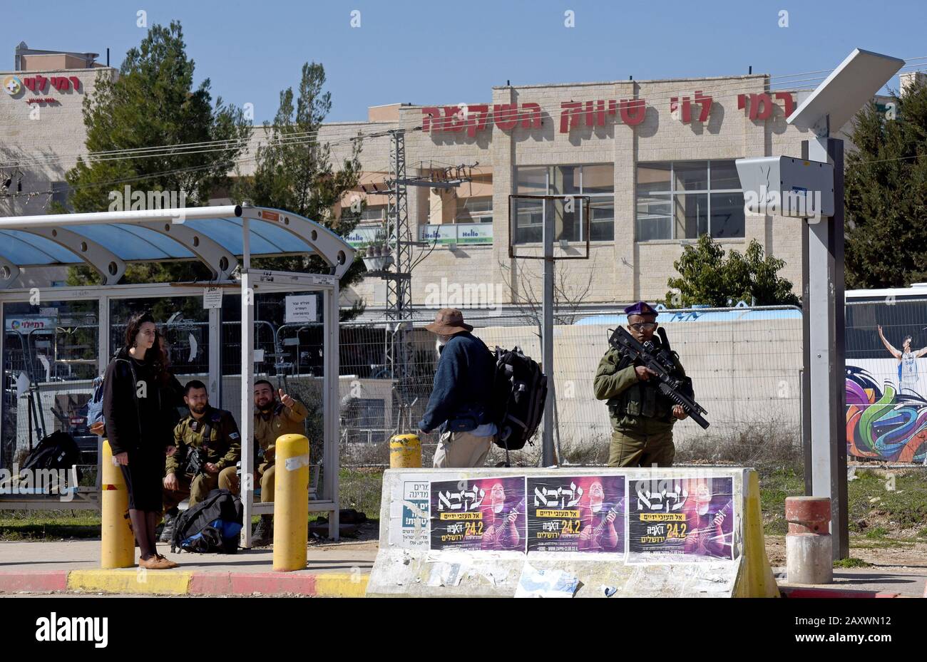 Gush Etzion, West Bank. 13th Feb, 2020. Un soldato israeliano si trova vicino al centro commerciale Gush Etzion nella West Bank, giovedì 13 febbraio 2020. Il primo ministro israeliano Benjamin Netanyahu ha fatto ritorno dopo che il Consiglio delle Nazioni Unite per i diritti umani ha pubblicato ieri una lista di aziende che operano negli insediamenti della Cisgiordania. Foto di Debbie Hill/UPI Credit: UPI/Alamy Live News Foto Stock