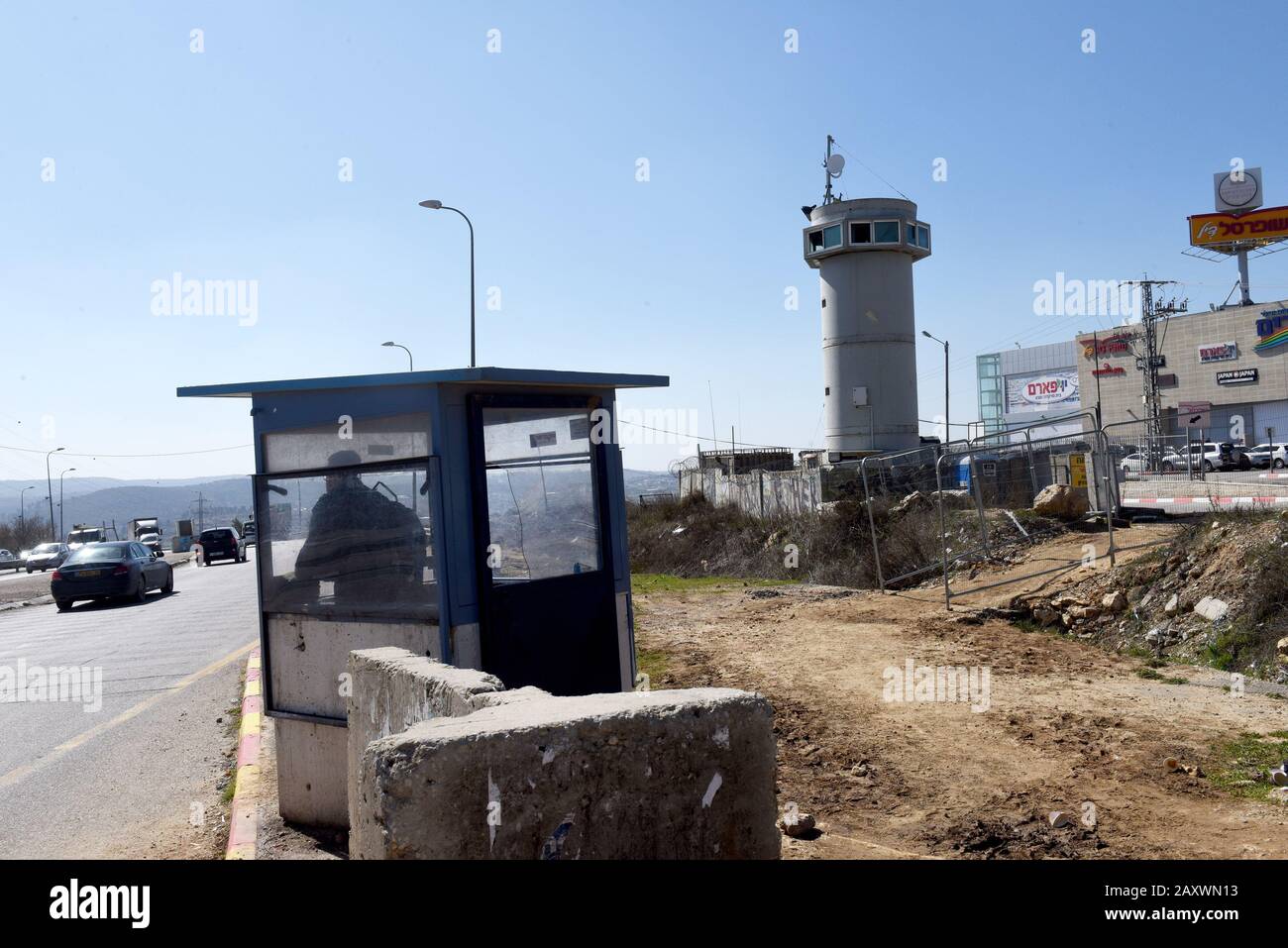 Gush Etzion, West Bank. 13th Feb, 2020. Un soldato israeliano si trova vicino al centro commerciale Gush Etzion nella West Bank, giovedì 13 febbraio 2020. Il primo ministro israeliano Benjamin Netanyahu ha fatto ritorno dopo che il Consiglio delle Nazioni Unite per i diritti umani ha pubblicato ieri una lista di aziende che operano negli insediamenti della Cisgiordania. Foto di Debbie Hill/UPI Credit: UPI/Alamy Live News Foto Stock