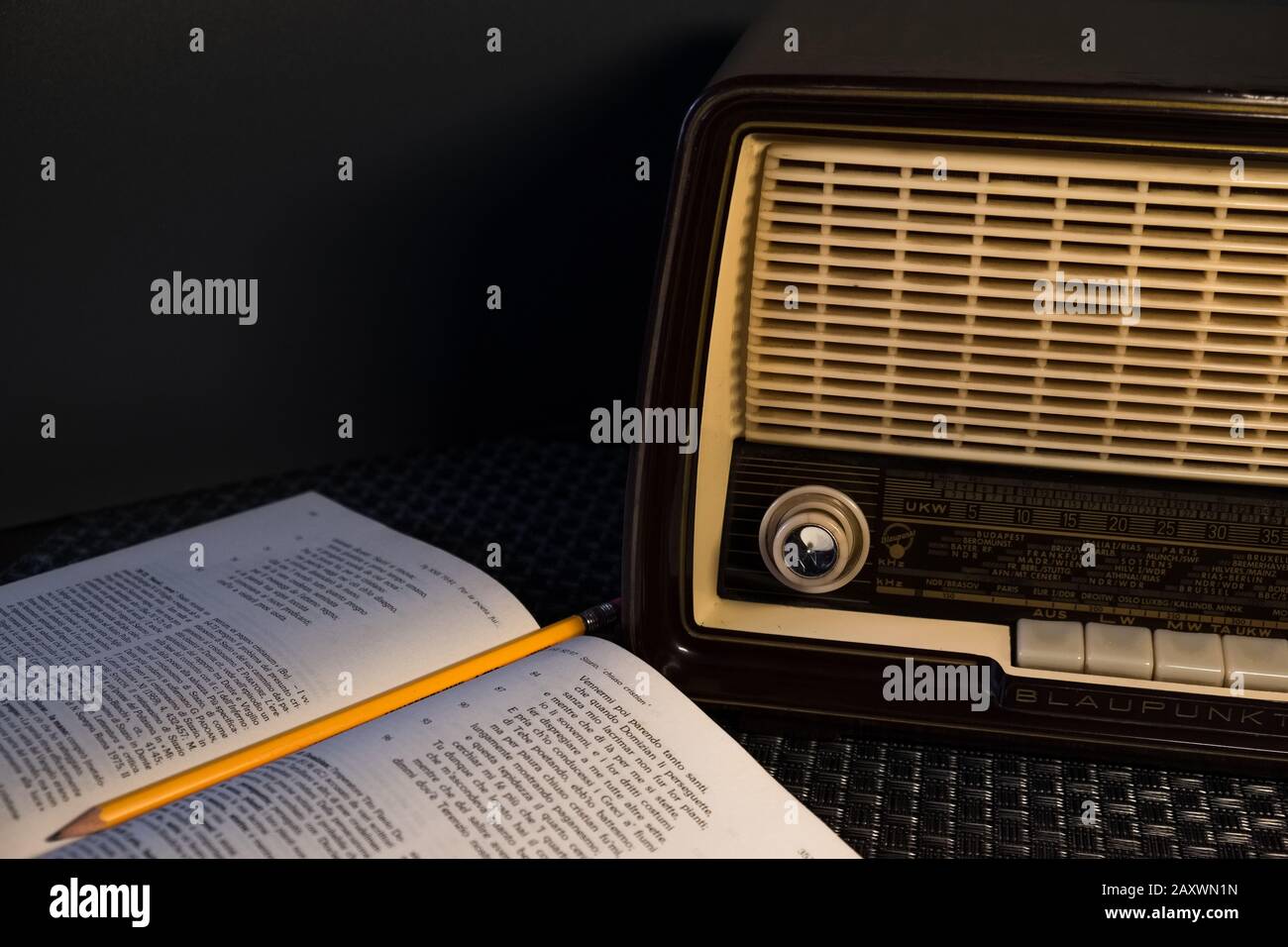 Vista frontale di una radio Blaupunkt vintage dalla 60s, visibile un libro  e una matita Foto stock - Alamy
