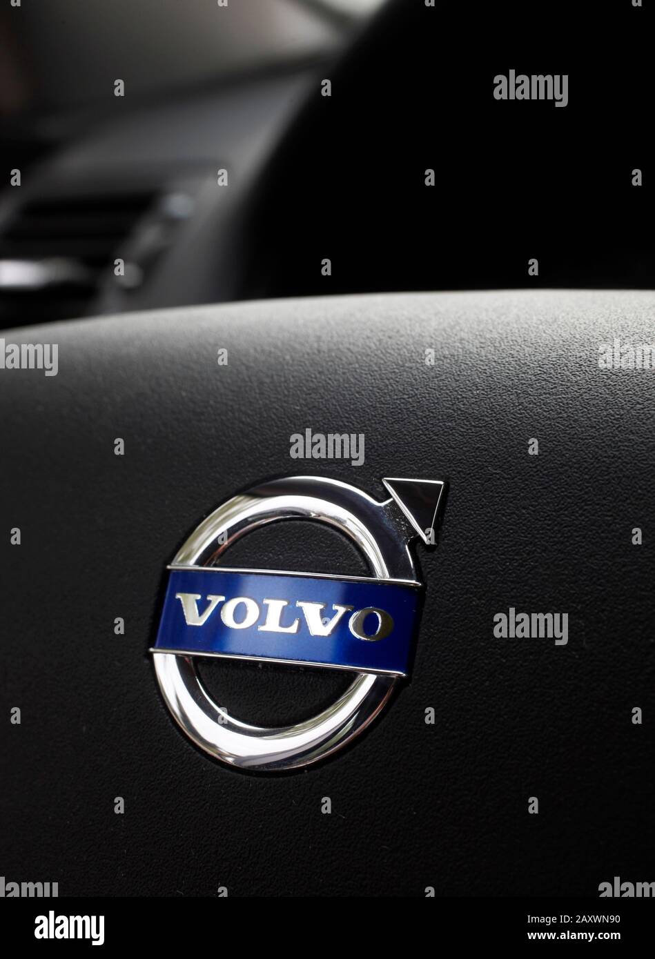 Motala, Sverige. Un logo Volvo su un volante in una Volvo V50. Foto Jeppe  Gustafsson Foto stock - Alamy