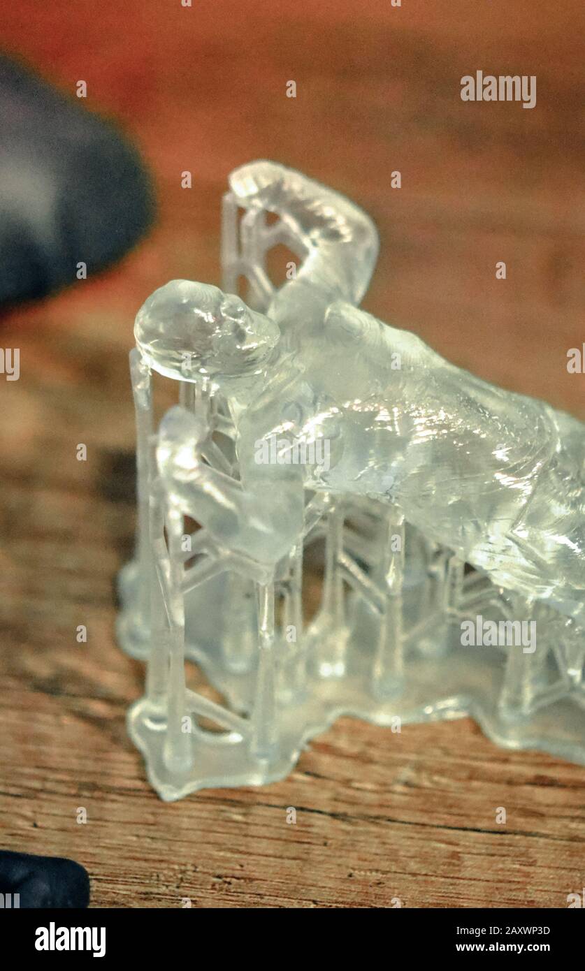 Oggetti fotopolimero stampato su una stampante 3d. Stampante stereolitografica 3D, tecnologia di fotopolimerizzazione liquida sotto luce UV Foto Stock