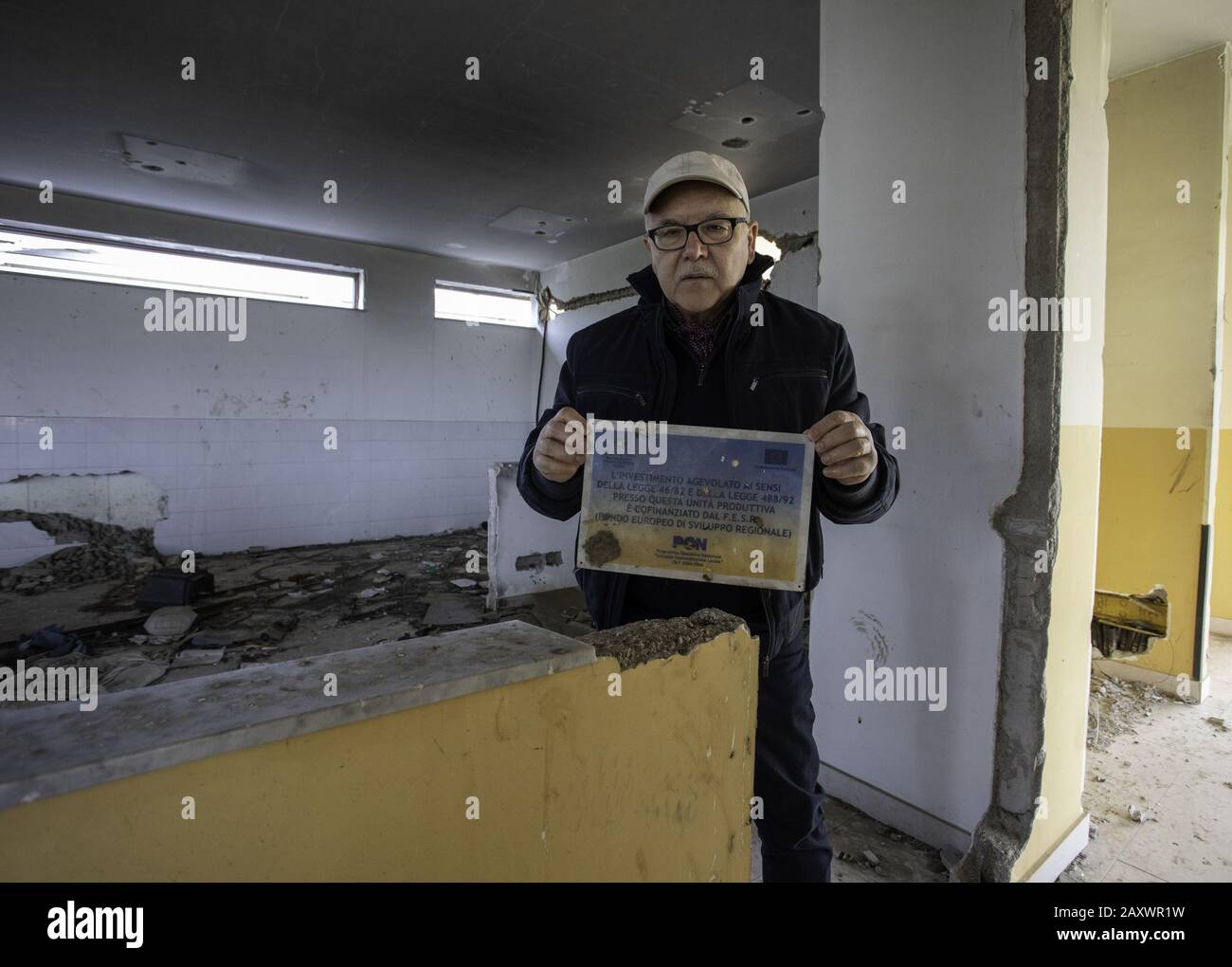 Orta di Atella, CAMPANIA, ITALIA. 13th Feb, 2020. 13/02/2020 Orta di Atella, Caserta LÃazienda per il compost costruita con i fondi europei Â una discarica abusiva (e nessuno fa niente).il rudere pieno di arti industriali che tutti i conoscono. E su cui nessuno interviene ed occhi metri ci sono colonne di frutta e vino come si vede dalle immagini sia dall'io che nelle vicinanze, E nessuno si preoccupa per il saluto dei consumatori e di chi abita nelle vicinanze visto che quasi ogni giorno vengono incendiati materiali tossici di tutti i tempi.Nella Foto: Vincenzo TOSTI, Presidente Foto Stock